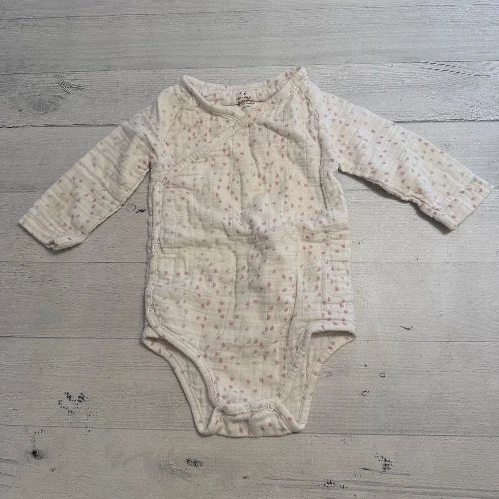 Aden &‎ anais baby long sleeve kimono bodysuit 6-9 months